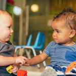 Bébés jouant ensemble lors d’une activité de stimulation sensorielle