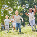 Groupe de jeunes enfants courant à l'extérieur lors d'une activité Halte pédago organisée par Lu-Nid