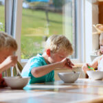 Groupe de jeunes enfants mangeant lors de l'activité Dîner à Lu-Nid