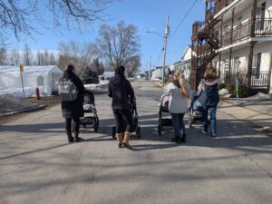 Groupe de mamans lors d'une activité marche pousette de Lu-Nid Maison de la famille