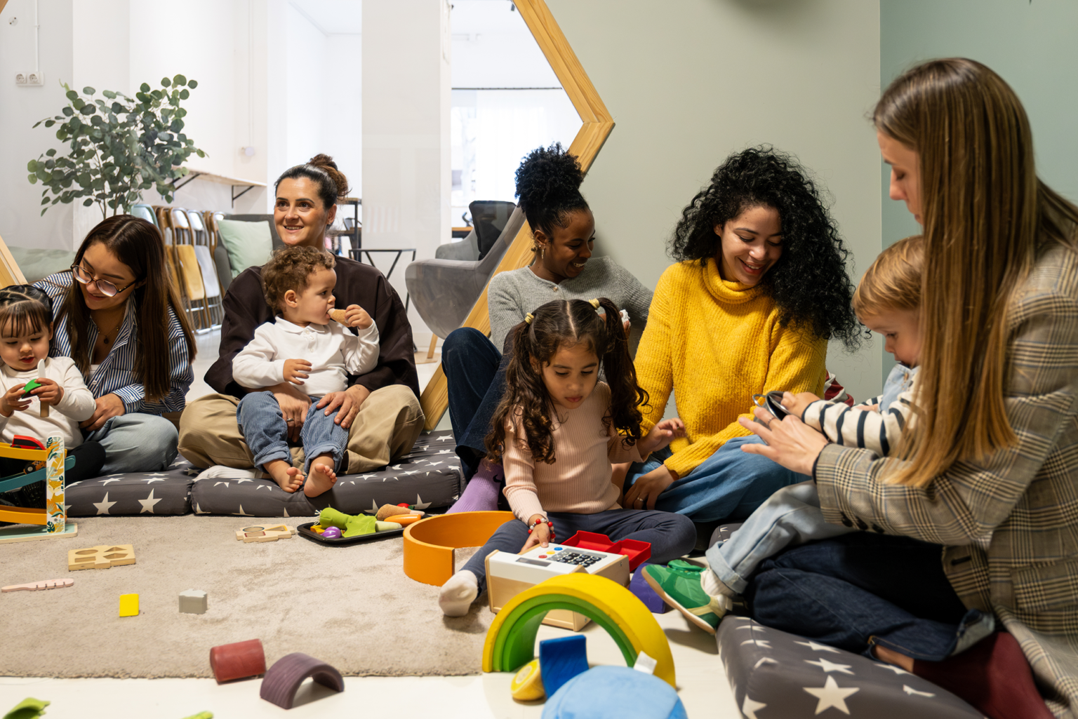 Photo d'une maison de la famille avec des parents et enfants jouant sur le sol